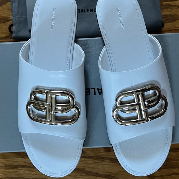 Balenciaga White Leather Oval BB Slides in 38 - Picture 6 of 10